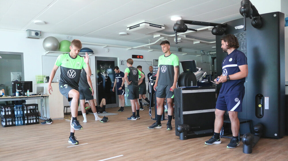 Spieler der VfL Wolfsburg Akademie beim Training mit Fitnessgeräten.