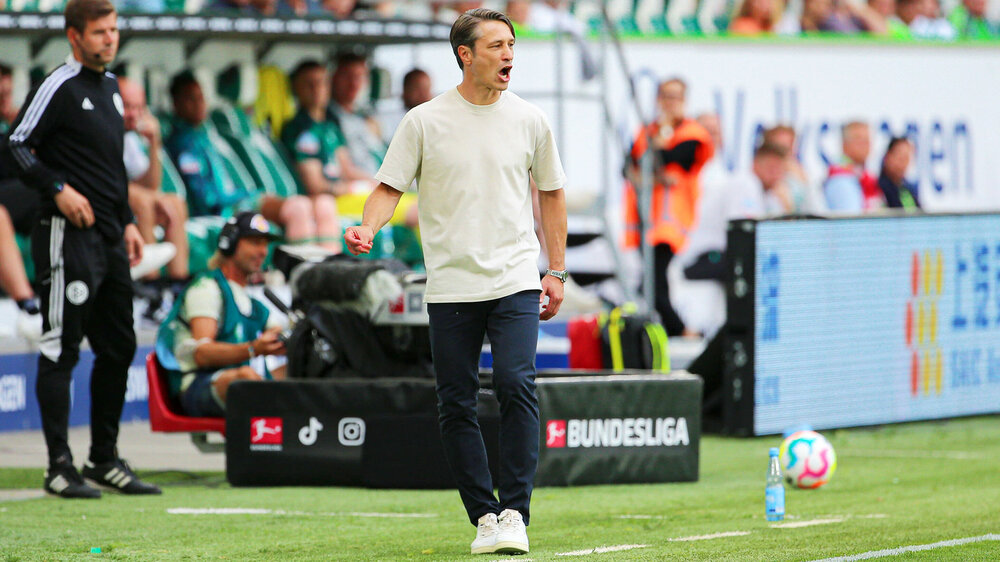 Cheftrainer des VfL Wolfsburg Niko Kovac ruft seiner Mannschaft vom Spielfeldrand zu.