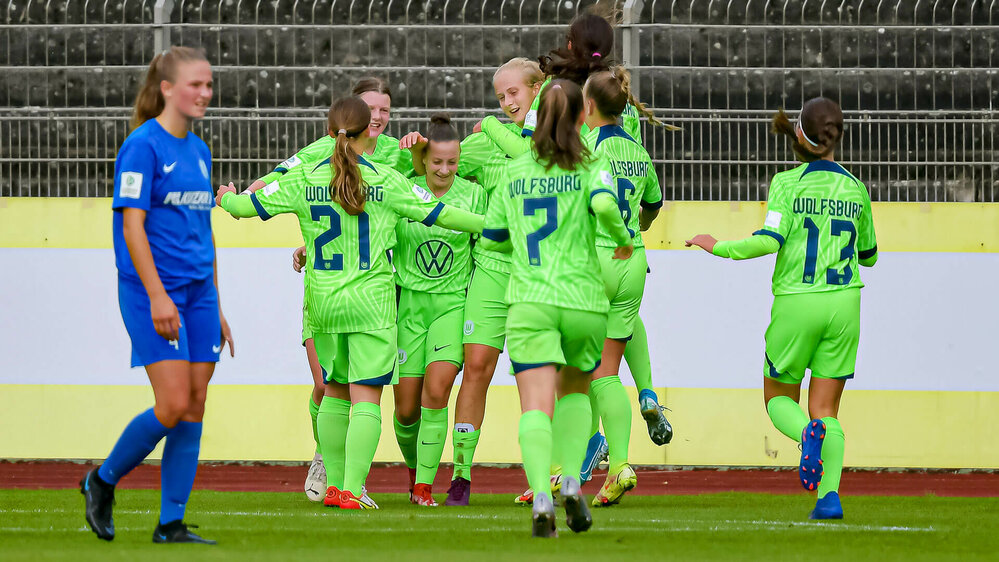 Das Bild zeigt die U 17 Frauen des VfL Wolfsburg beim gemeinsamen Jubel.