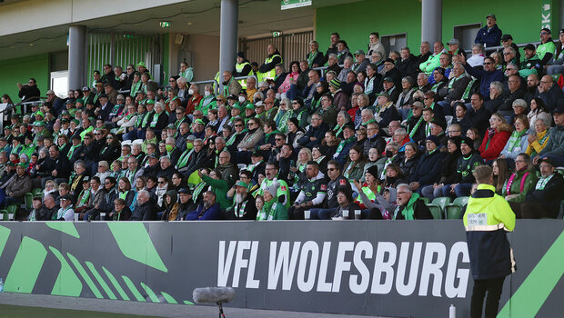Fans des VfL Wolfsburg feuern die Wölfinnen im AOK Stadion an.