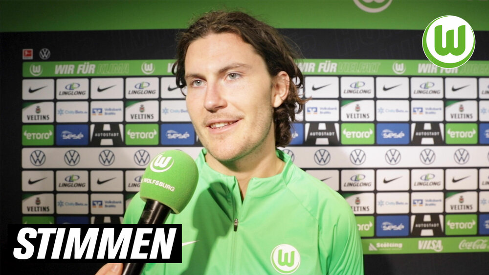 Jonas Wind vom VfL Wolfsburg während eines Interviews.
