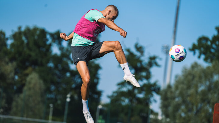 VfL-Wolfsburg-Spieler Vaclac Cerny nimmt im Training den Ball in der Luft an.