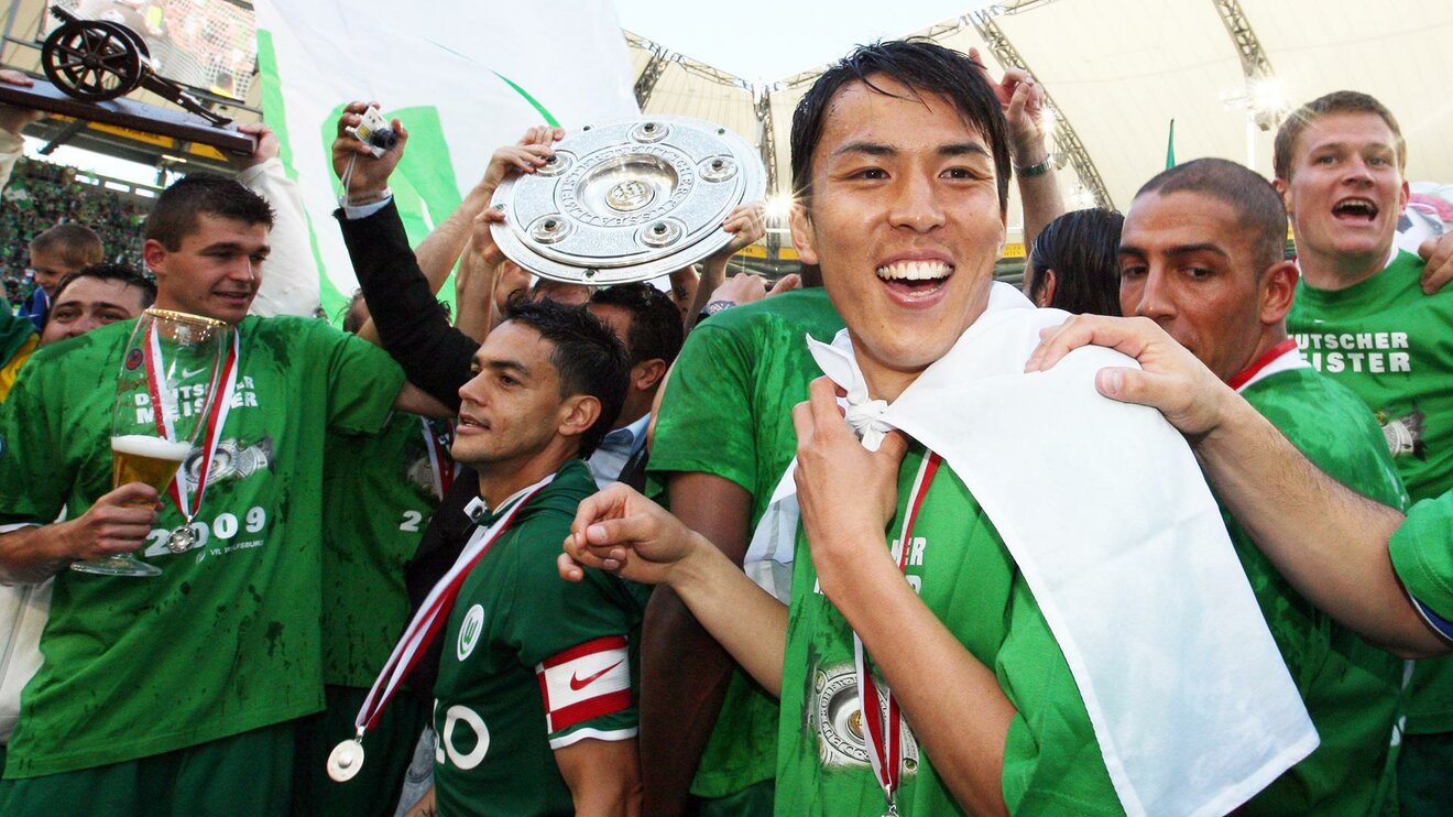 Der ehemalige Spieler Makoto Hasebe des VfL Wolfsburg lächelt in die Kamera.