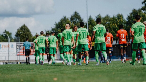 Die Spieler des VfL Wolfsburg laufen ein bei einem Testspiel.