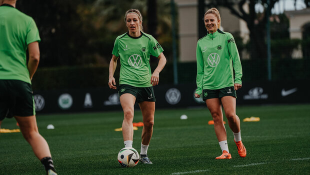 VfL-Wolfsburg-Spielerinnen Kathy Hendrich und Rebecka Blomqvist stehen auf dem Trainingsplatz.