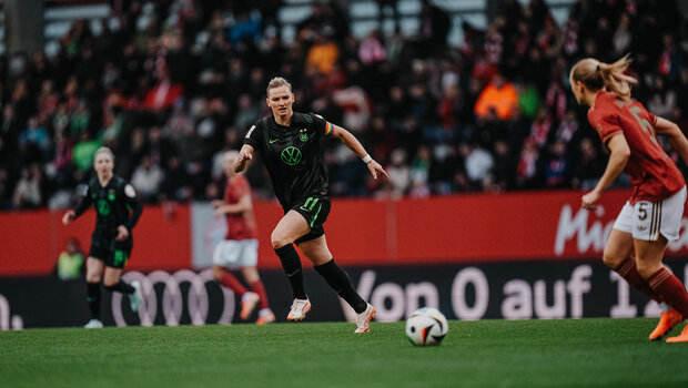 VfL-Wolfsburg-Spielerin Alexandra Popp läuft zum Ball.