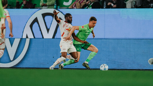 Der VfL-Wolfsburg-Spieler Yannick Gerhardt im Zweikampf um den Ball.