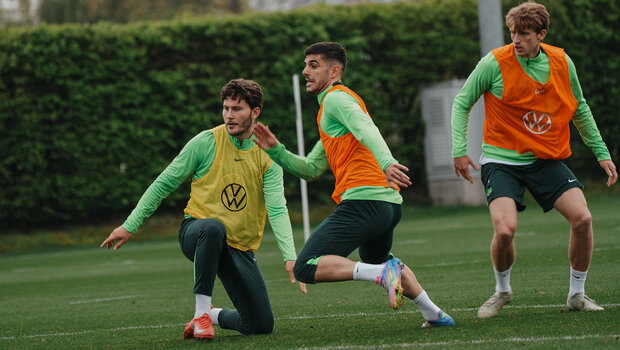 VfL-Spieler Konstantios Koulierakis und Mads Roerslev setzen sich im Trainingsmatch gegen Jonas Wind durch.
