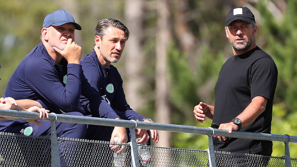 Der VfL Wolfsburg-Geschäftsführer Jörg Schmadtke steht mit Trainer Niko Kovac bei Hansi Flick.
