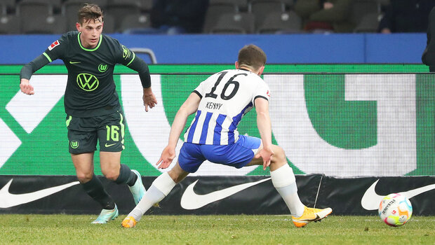 Der VfL-Wolfsburg-Spieler Jakub Kaminski passt erfolgreich einen Ball am Gegenspieler vorbei.
