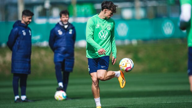 Der VfL-Wolfsburg-Spieler Lukas Ambros im Training. Er chippt den Ball mit der Hacke nach oben.