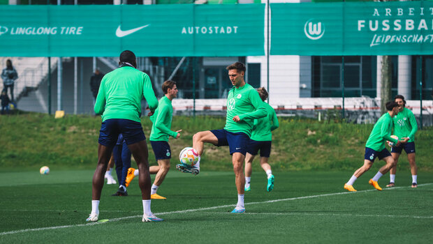 Der VfL-Wolfsburg-Spieler Kilian Fischer spielt den Ball zu Josuha Guilavogui.