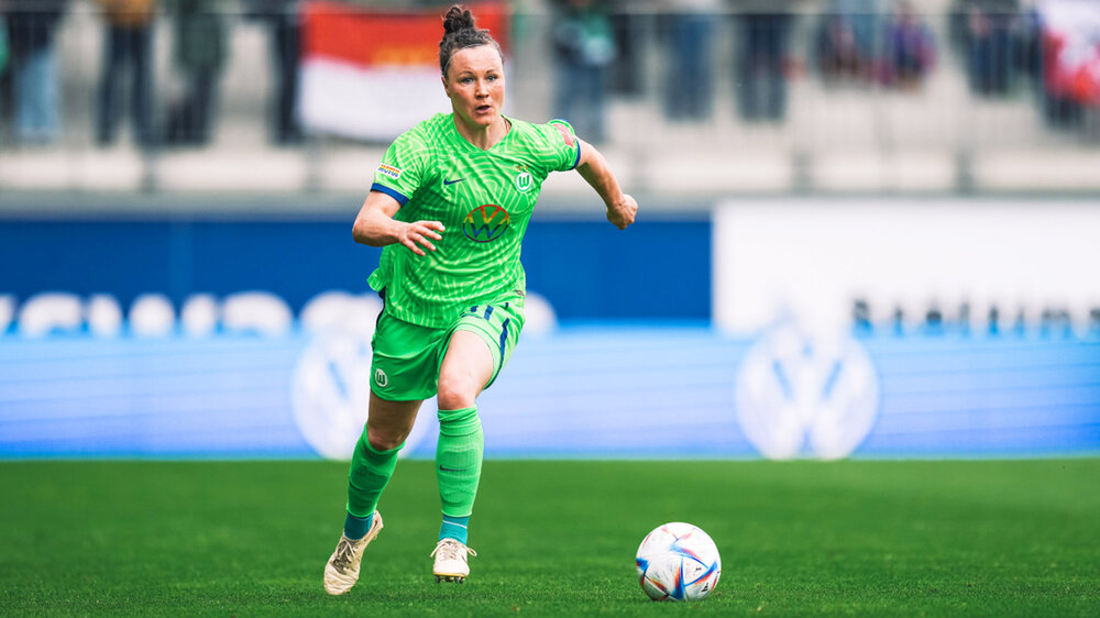 Die VfL-Wolfsburg-Spielerin Marina Hegering im Sprint mit dem Ball.