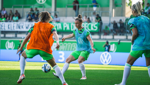 Marina Hegering vom VfL Wolfsburg macht sich warm für die Partie gegen Leverkusen.