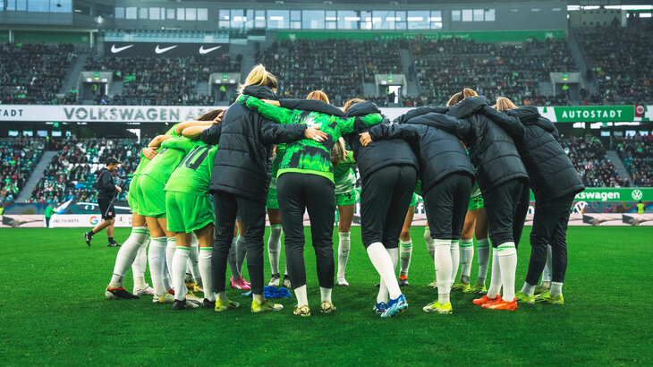 Die Spielerinnen des VfL Wolfsburg bilden einen Mannschaftskreis vor dem Spiel in der Volkswagenarena.