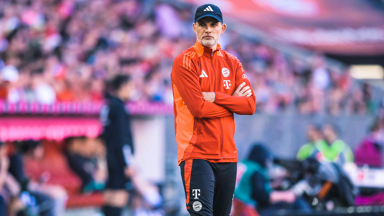 Bayern-Trainer Thomas Tuchel verschränkt die Arme.