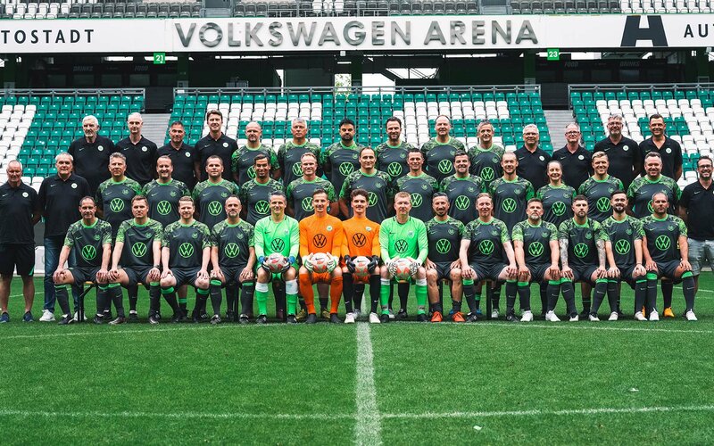 Mannschaftsfoto des Traditionsteam des VfL Wolfsburg in der Volkswagen Arena. 