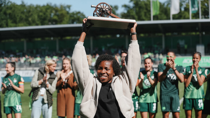 VfL-Wolfsburg-Spielerin Lineth Beerensteyn reckt die Torjägerinnen-Kanone nach oben.