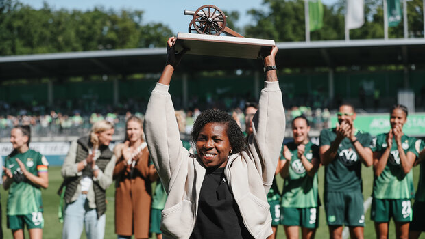 VfL-Wolfsburg-Spielerin Lineth Beerensteyn reckt die Torjägerinnen-Kanone nach oben.