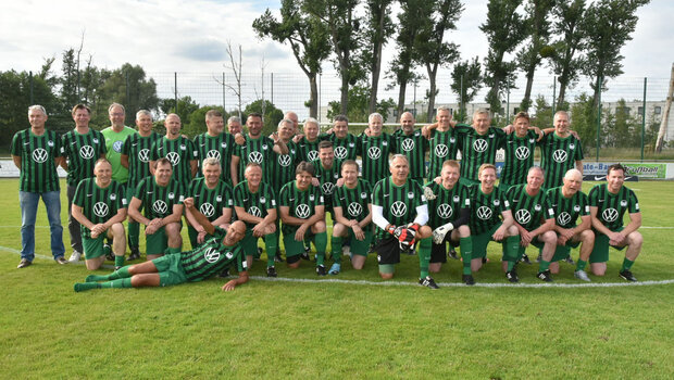 Die Mannschaft beim Jubiläumsspiel des VfL Wolfsburg stellt sich aus einer Reihe bekannter Gesichter zusammen.