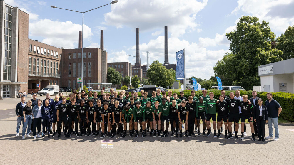 Gruppenbild der VfL-Wolfsburg U17 und U19 vor dem VW-Werk.