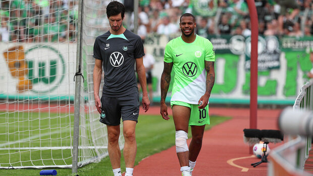 VfL-Wolfsburg-Spieler Lukas Nmecha wird beim Spiel gegen Makkabi Berlin verletzungsbedingt ausgewechselt.