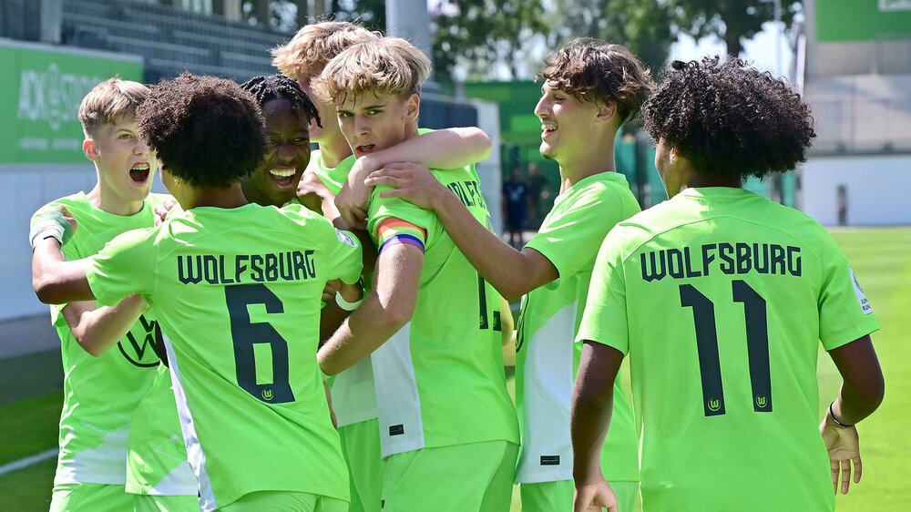 Die Nachwuchsspieler der U17 des VfL Wolfsburg freuen sich über ihren Treffer.