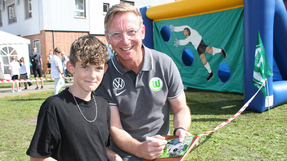 Der ehemalige VfL-Wolfsburg-Spieler Roy Präger mit einem Fan.