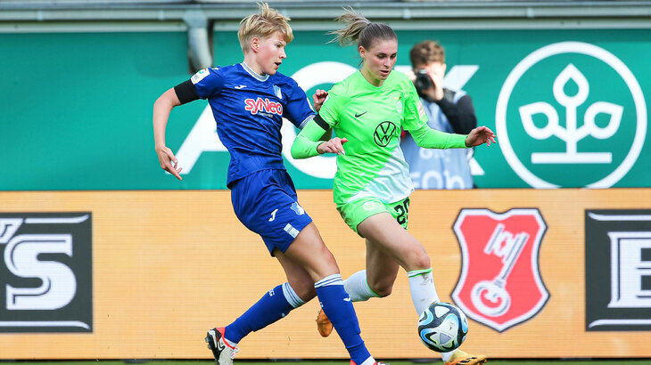 VfL-Wolfsburg-Spielerin Jule Brand bei einem Zweikampf im Spiel.