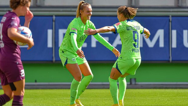 Torschützin Ewa Pajor und Jill Roord vom VfL Wolfsburg laufen für eine Umarmung aufeinander zu.