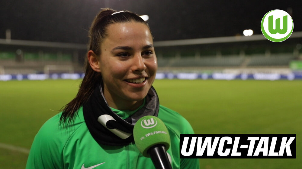 Lena Oberdorf vom VfL Wolfsburg an einem Mikrofon. 