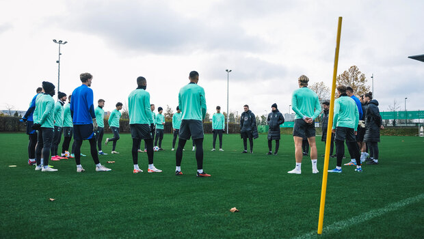 Die Mannschaft des VfL Wolfsburg bildet im Training einen Kreis zum Besprechen-