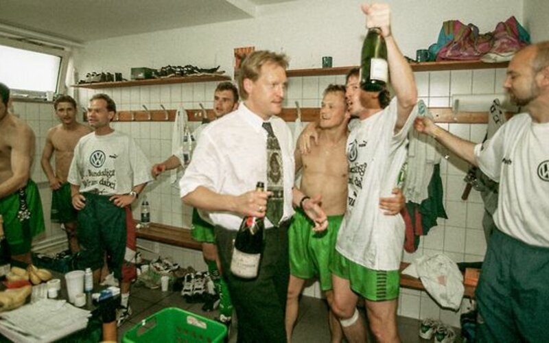 Ein historisches Bild vom jubeln in der Kabine des VfL Wolfsburg.