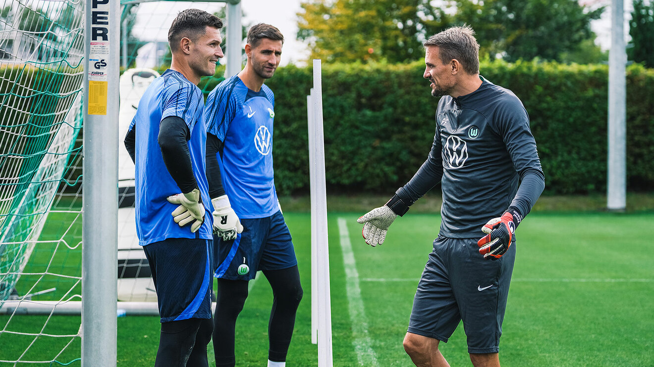 Pascal Formann stimmt sich mit seinen Torhütern Pavao Pervan und Koen Casteels ab.