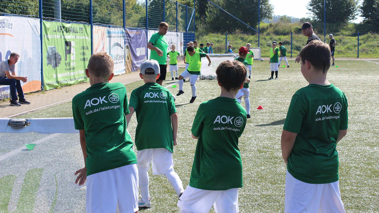 Kinder spielen im Trikot von AOK Niedersachsen bei den VfL-Powerdays.