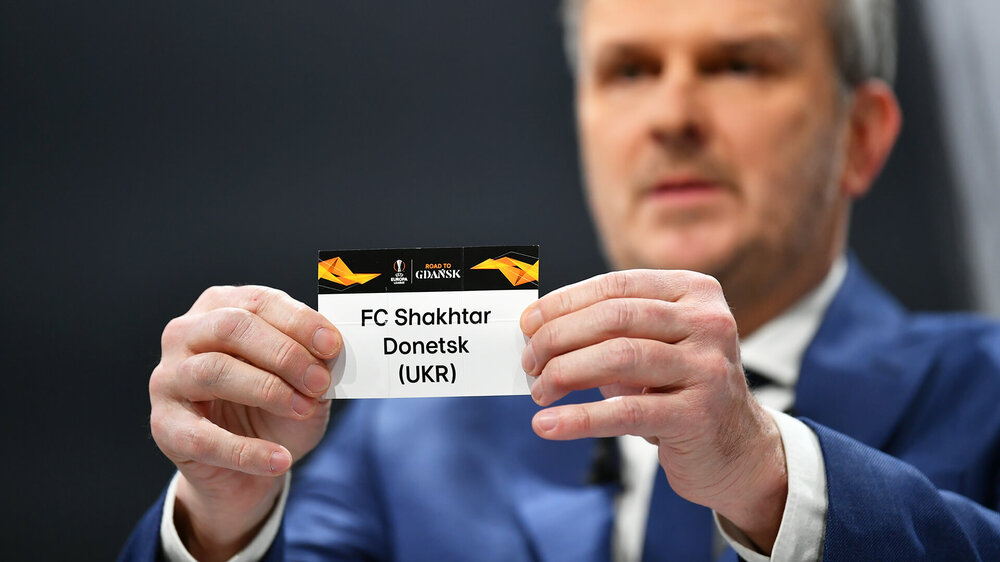 Dietmar Hamann präsentiert während der Auslosung die Karte Vn Shakthar Doneszk. 