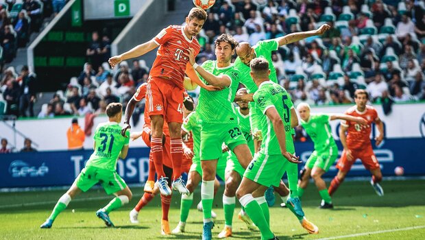 Wind und Brooks steigen in die Luft zum Kopfball gegen einen Gegenspieler im Spiel des VfL Wolfsburg gegen Bayern München.