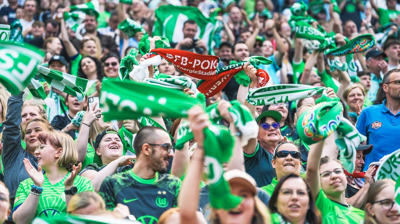 VfL-Wolfsburg-Fans schwenken ihre Schals während des Pokalfinals in Köln.