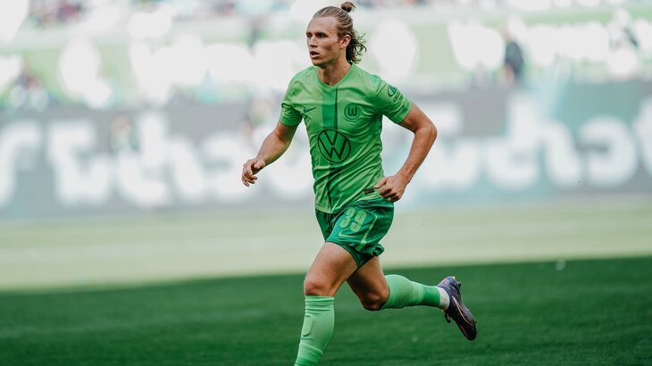 Der VfL-Wolfsburg-Spieler Patrick Wimmer in einer Laufbewegung.