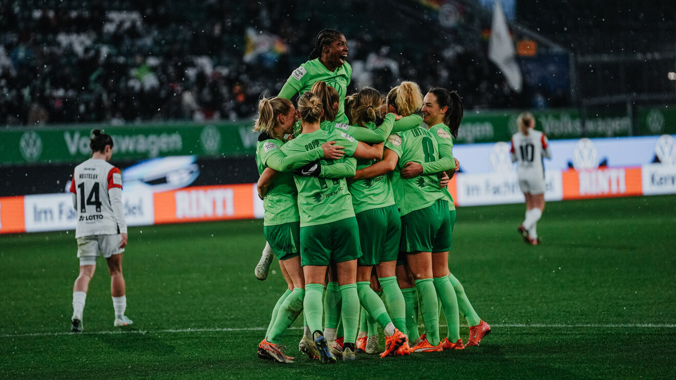 Die VfL-Wolfsburg-Spielerinnen jubeln nach einem Tor.