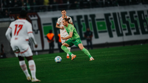 Der VfL-Wolfsburg-Spieler Patrick Wimmer läuft mit dem Ball.
