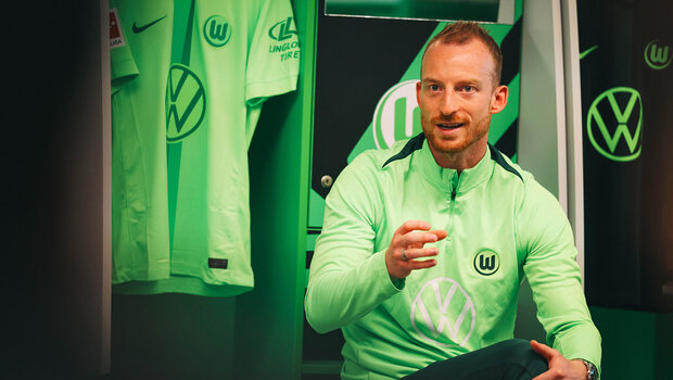Der VfL-Wolfsburg-Spieler Maximilian Arnold sitzt in der Kabine.