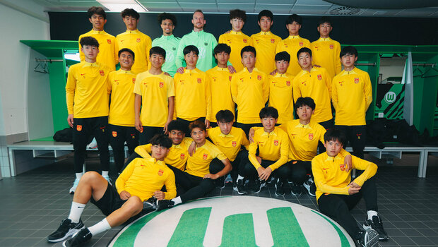 Eine chinesische U16-Mannschaft posiert in der Umkleide des VfL Wolfsburg.