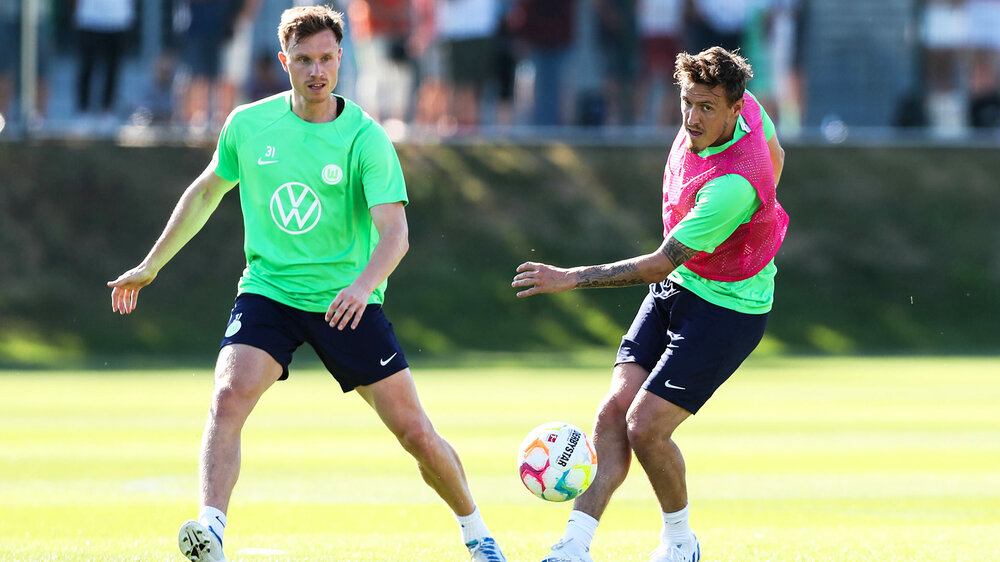 Yannick Gerhardt und Max Kruse beim Training auf dem Trainingsplatz des VfL Wolfsburg.