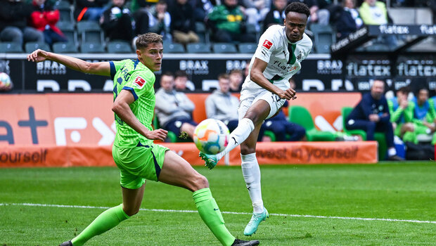 VfL-Wolfsburg-Spieler Micky Van de Ven versucht einen Ball zu verteidigen.