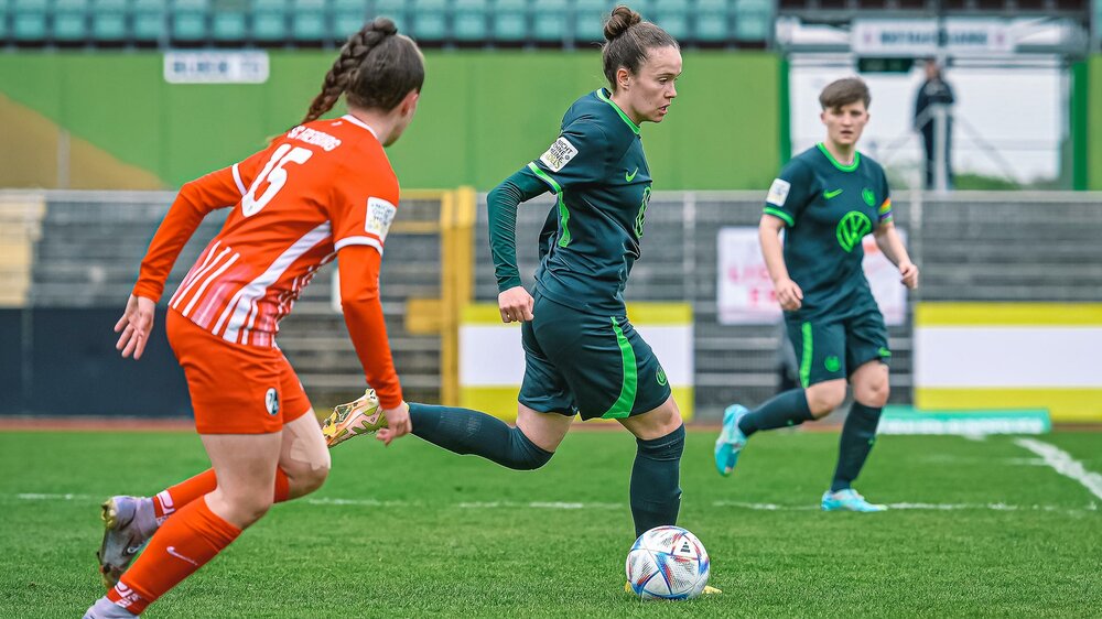 Eine Spielerin der U20-Frauen-Mannschaft des VfL Wolfsburg läuft mit dem Ball.