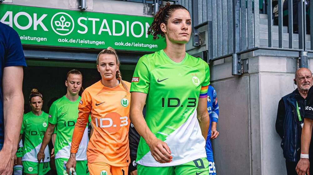 VfL-Wolfsburg-Spielerin Dominique Janssen und ihre Mannschaftskolleginnen kommen aus dem Spielertunnel.