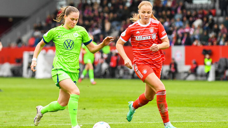 Ewa Pajor vom VfL Wolfsburg läuft mit dem Ball vor ihrem rechten Fuß an der Gegnerin aus München vorbei.