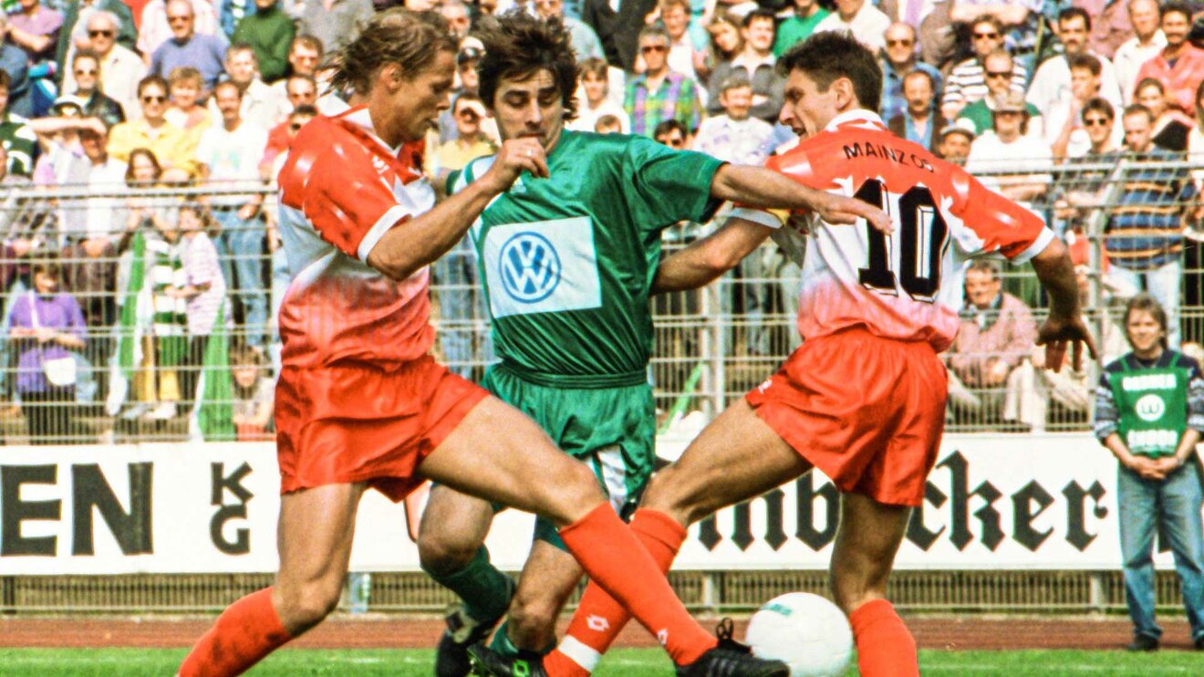 Ein Foto aus dem Archiv von Siggi Reich im Zweikampf gegen Mainz 05.