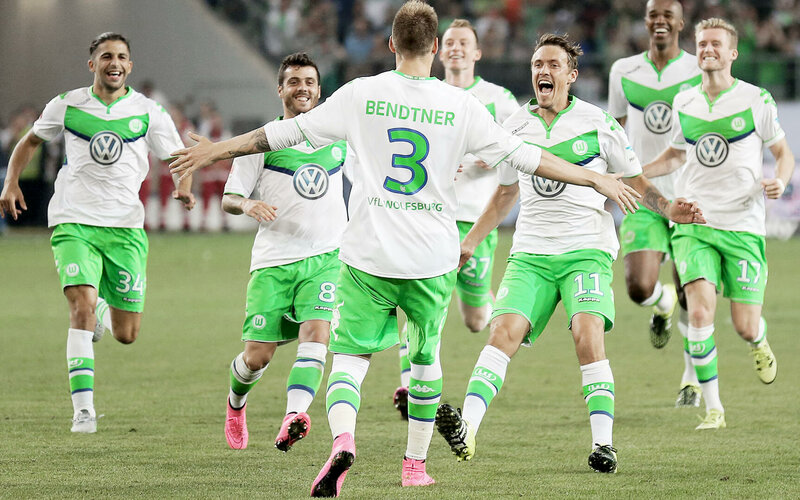 Die VfL Wolfsburg-Spieler laufen jubelnd zu Bendtner.